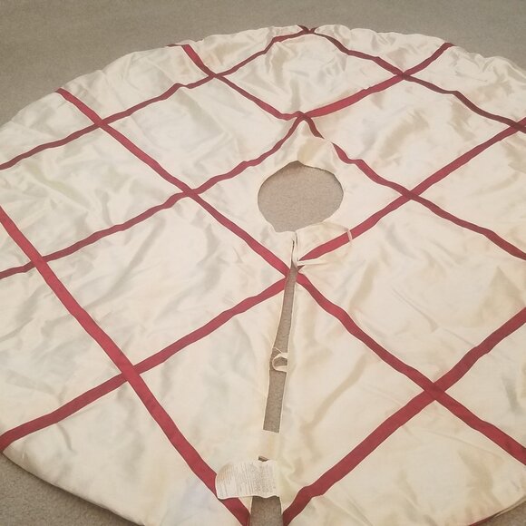 Christmas Tree Skirt - Picture 1 of 3